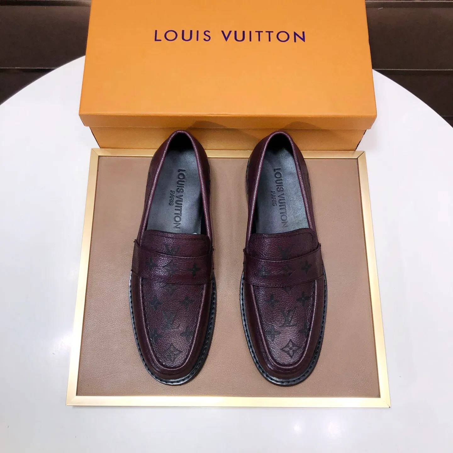 Men's men's shoes💰460💰【LV】(sheepskin lining) formal men's shoes! The high-end formal wear style is luxurious and elegant, with both practicality and style. We pay special attention to quality and details. The original version at the counter is 1:1 ultra-accurate replica👍🏻 The shoe last, leather, workmanship and comfort are not inferior! Material: imported cowhide upper, soft first layer of sheepskin! Code number: 38-45 (45 customized)